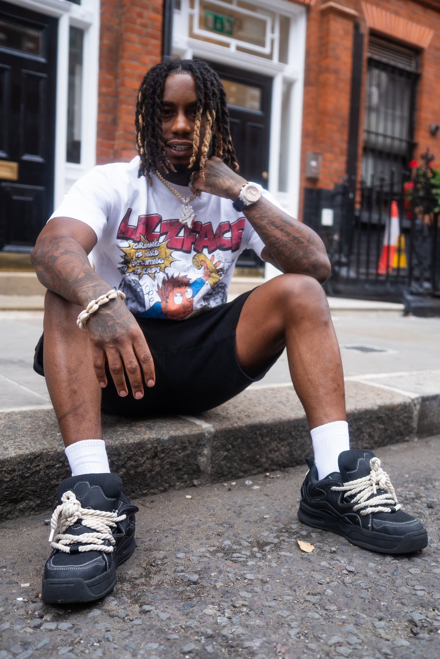 LIZZ FACE x GRINDING IS HARD T-SHIRT (WHITE)